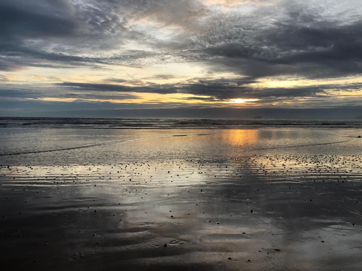 Noble House Beach Resort Koh Lanta Bagian luar foto