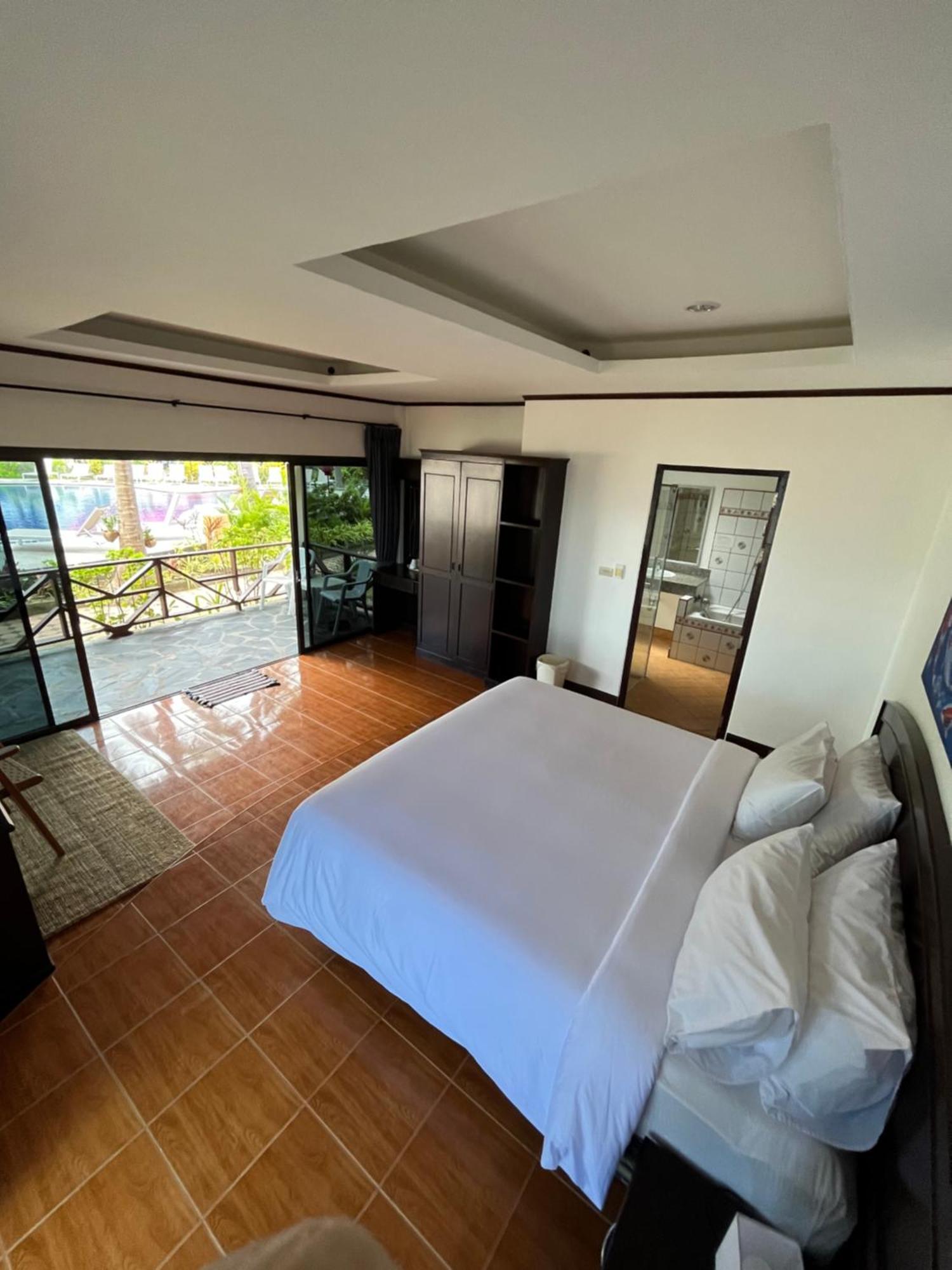 Noble House Beach Resort Koh Lanta Bagian luar foto