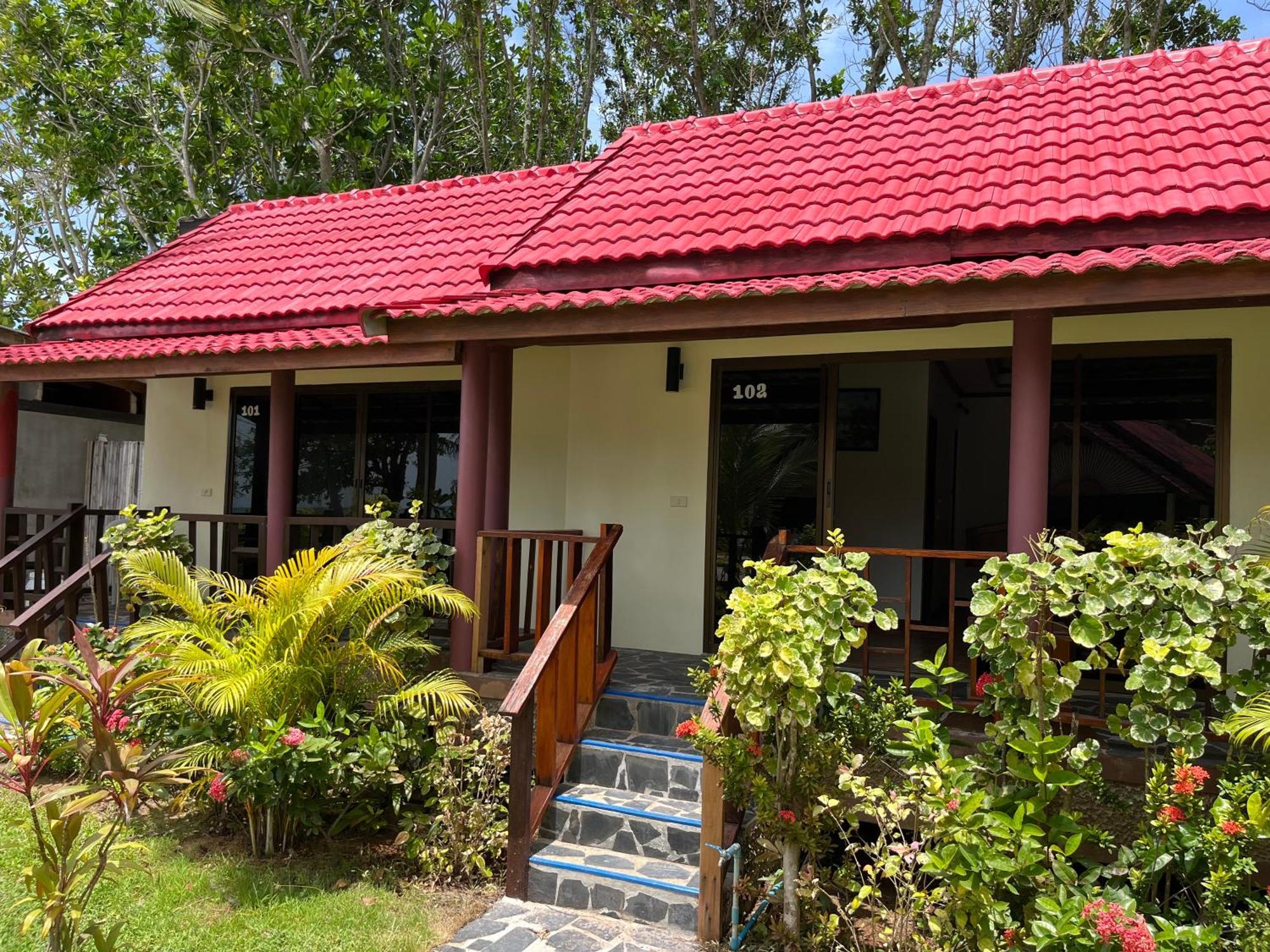 Noble House Beach Resort Koh Lanta Bagian luar foto